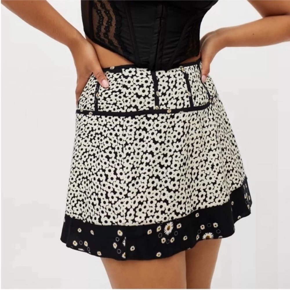 Urban Outfitters Esme Flirty Wrap Mini Skirt Black White Daisy Floral Print NEW